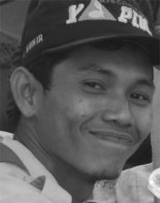 saya sedang tersenyum