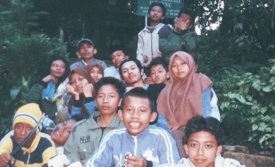 Di depan gapura Rejenu