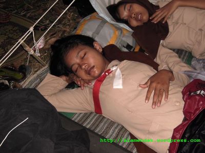 cewek tidur di luar