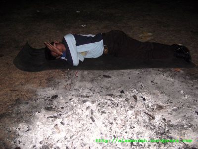 tidur dekat bekas api unggun