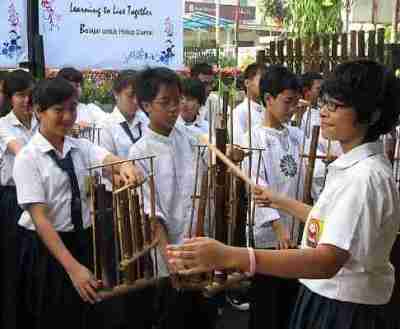anak smp memainkan angklung Anak SMP sedang memainkan angklung
