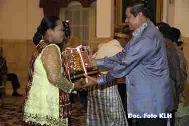 pahlawan-lingkungan-theresia-mia-tobi Theresia Mia Tobi, perempuan Perintis Lingkungan 2008