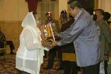 pahlawan-wanita-sriyatun-djupri Sriyatun Djupri, wanita Perintis Lingkungan 2008