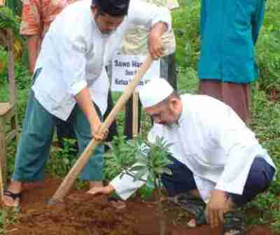 Menanam pohon investasi surga