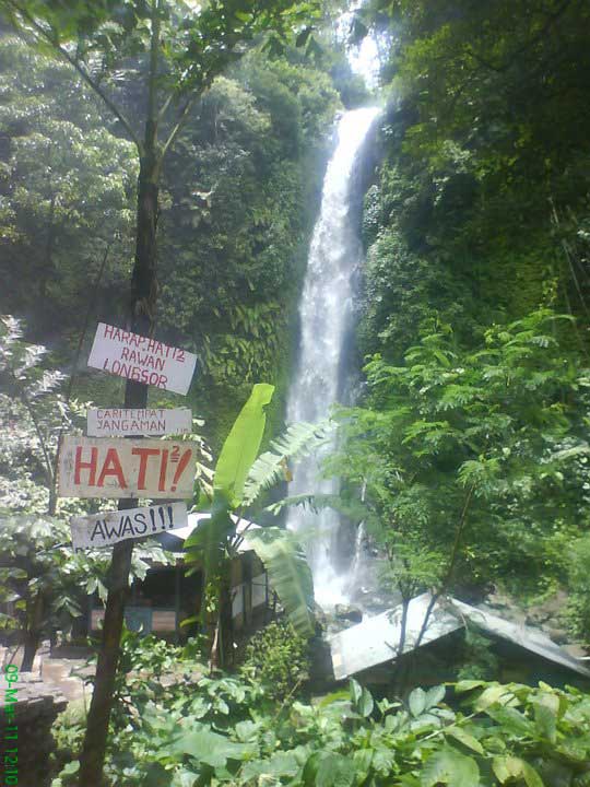 Rekreasi atau uji nyali di air terjun montel