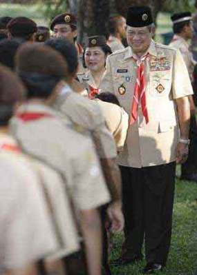 Presiden RI Susilo Bambang Yudhoyono mengenakan seragam pramuka
