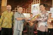 Menhut-serahkan-indonesia-green-award-2011