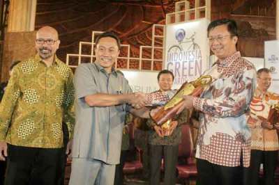 Menhut-serahkan-indonesia-green-award-2011