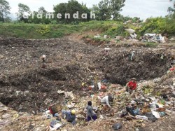 Pemulung dan sampah di TPA Pati