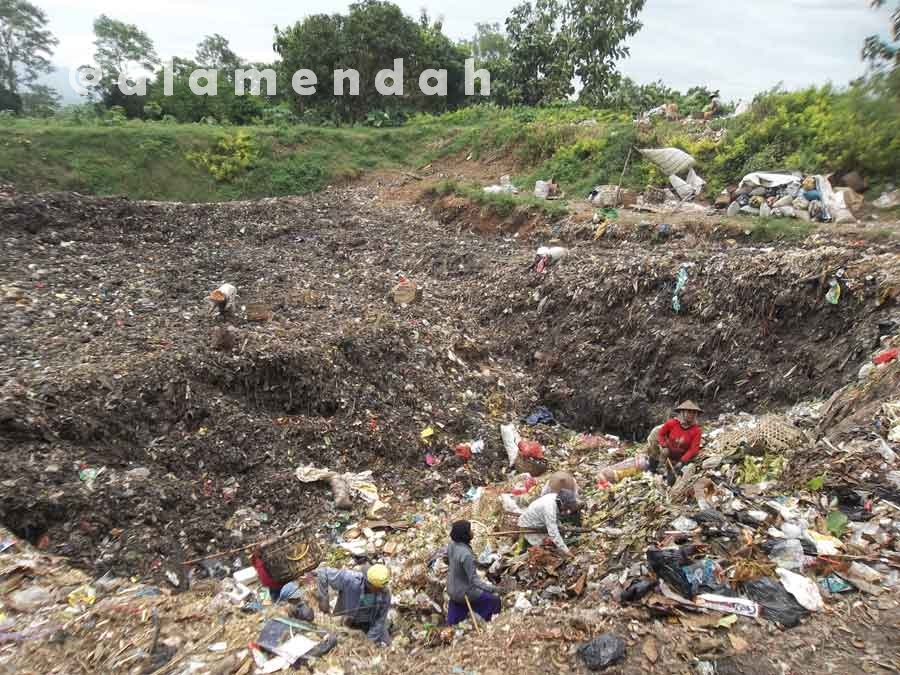 Pemulung dan sampah di TPA Pati