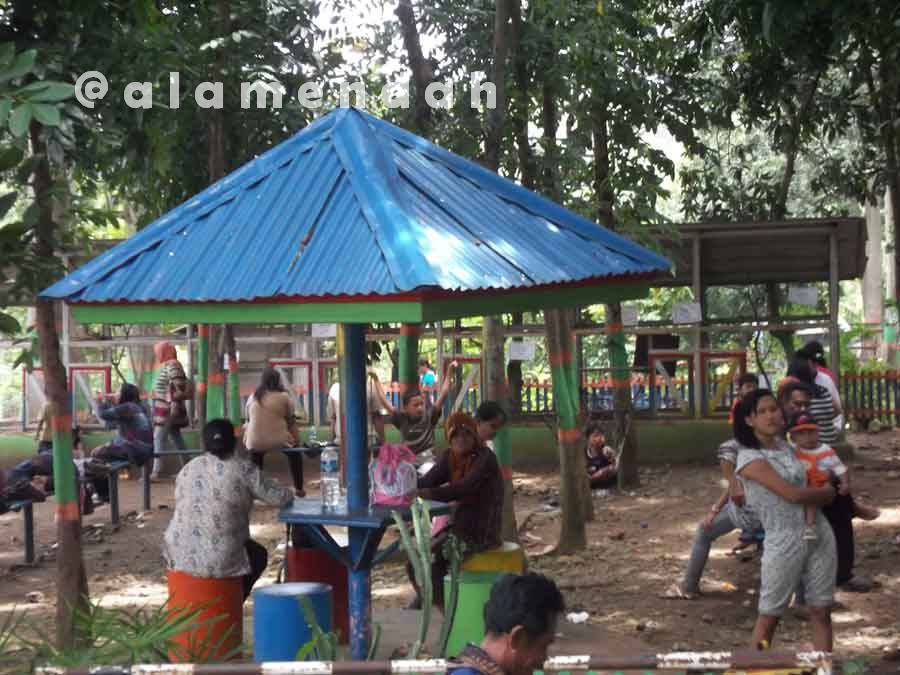 Arena bermain di TPA Pati