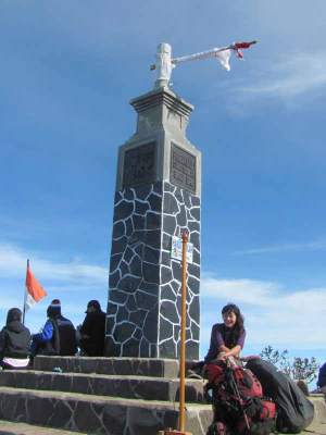 Hargo Dumilah, tugu di puncak gunung Lawu