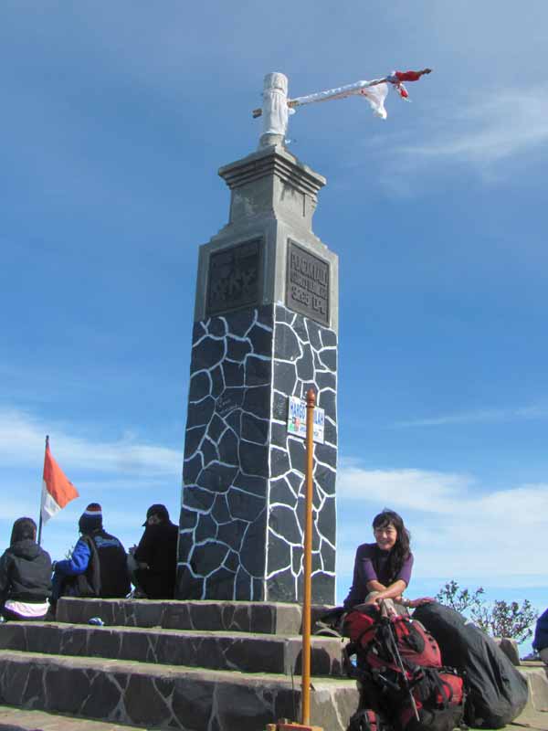Hargo Dumilah, tugu di puncak gunung Lawu