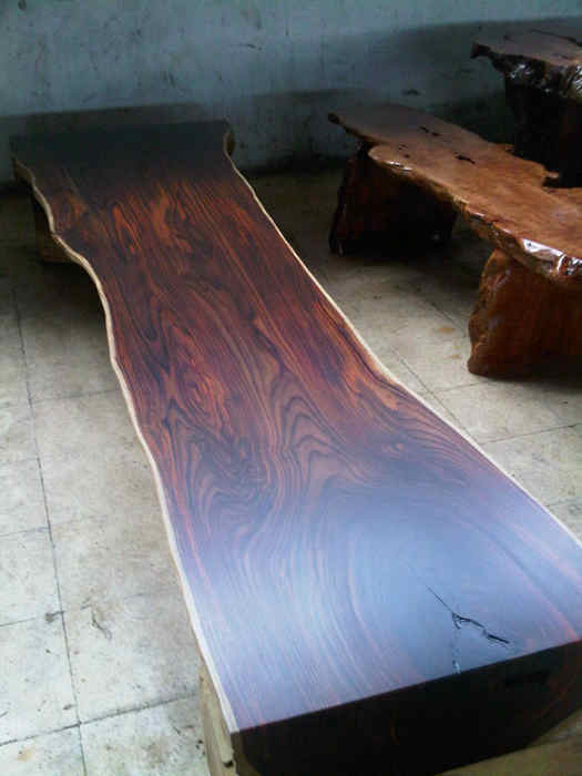 Kayu Sonokeling memiliki tekstur serat kayu yang indah