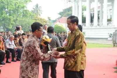 Penyerahan Piala Adiwiyata 2015